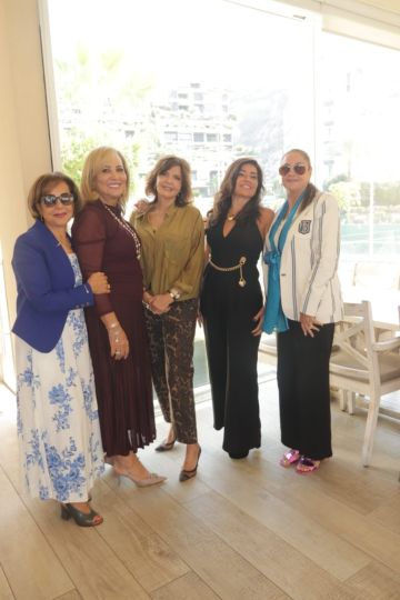 لودي عواضة تولم لصديقاتها في الهوليداي بيتش