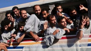 في محاولة بائسة لإخماد فرحة الحرية.. الاحتلال يمنع الاحتفالات باستقبال الأسرى المحررين في الضفة الغربية (تقرير)