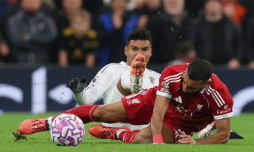 أسطورة ليفربول مهاجما صلاح: يجب رميه في الدكة