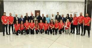 الرئيس عون استقبل منتخب الميني فوتبول للسيدات