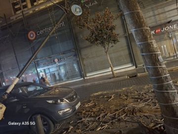 سقوط عامود كهرباء تسبب في قطع شارع الحمرا أمام السيارات سقوط عامود كهرباء تسبب في قطع شارع الحمرا أمام السيارات