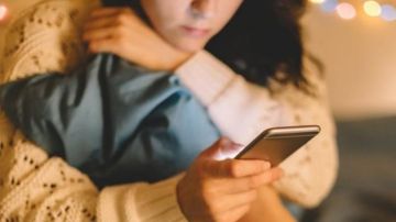 ابتز فتيات عبر تيك توك... وهذا ما عثر عليه في هاتفه