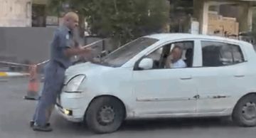 فيديو صادم من طرابلس: سائق يجر عنصر أمن على سيارته قبل توقيفه! فيديو صادم من طرابلس: سائق يجر عنصر أمن على سيارته قبل توقيفه!