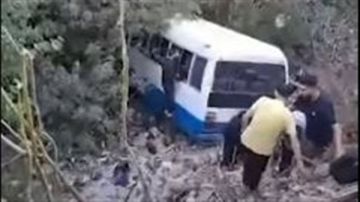 بالفيديو: سقوط حافلة مدرسية تقل تلامذة!