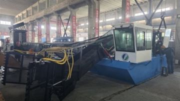 للحد من التلوث... زورق لتنظيف النفايات العائمة! للحد من التلوث... زورق لتنظيف النفايات العائمة!