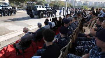 مناورة حية نفذتها عناصر من القوى السيارة في باحة معرض رشيد كرامي الدولي مناورة حية نفذتها عناصر من القوى السيارة في باحة معرض رشيد كرامي الدولي