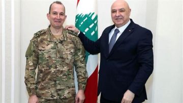 رئيس الجمهورية جوزيف عون وقائد الجيش رودولف هيكل في ثكنة بنوا بركات في مدينة صور