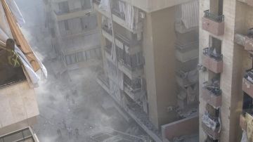 بالفيديو: نقل عدد من الإصابات من مكان الغارة