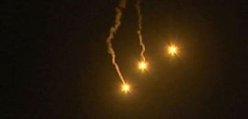 القوات الإسرائيلية اطلقت عددا من القذائف المضيئة في اجواء بلدة يارون وحدب يارون القوات الإسرائيلية اطلقت عددا من القذائف المضيئة في اجواء بلدة يارون وحدب يارون