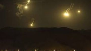 سقوط 4 قذائف ضوئية في المنطقة الواقعة بين بلدتي مارون الراس وعيترون