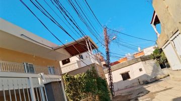 عمود كهربائي آيل للسقوط في صور مهددا حياة المارة... ومناشدة عاجلة!