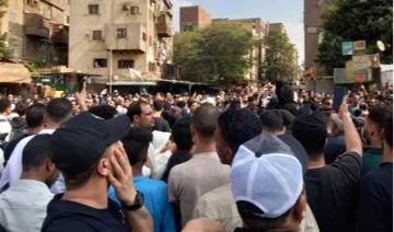 فنان شهير ينهار في جنازة إسماعيل الليثي (فيديو)