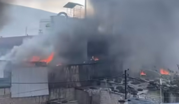 حريق في داخل معمل بطاريات في منطقة البداوي والدخان الكثيف غطى سماء المنطقة