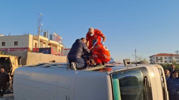 لبنان.. إصابة عشرات التلاميذ جراء اصطدام فان بحافلة طلاب (فيديو)