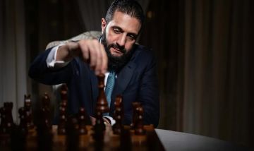 الشرع يلعب الشطرنج في واشنطن! (صورة)