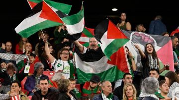 بالفيديو: هتافات لفلسطين في الملعب بالفيديو: هتافات لفلسطين في الملعب