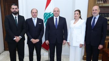 حاكم مصرف لبنان وأعضاء هيئة الأسواق المالية يؤدون اليمين أمام الرئيس عون حاكم مصرف لبنان وأعضاء هيئة الأسواق المالية يؤدون اليمين أمام الرئيس عون