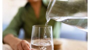 فوائد شرب الماء عند الاستيقاظ، ما يفعله كوب واحد في جسدك خلال دقائق فوائد شرب الماء عند الاستيقاظ، ما يفعله كوب واحد في جسدك خلال دقائق