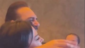 بعد انتشار شائعة انفصالهما.. فنان لبناني شهير يحتفل برفقة زوجته بعيده بأجواء رومانسية (فيديو)