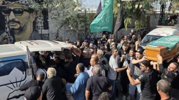 مخيم عين الحلوة يشيع شهداء المجزرة التي ارتكبها العدو الإسرائيلي ليل الثلاثاء(تقرير)