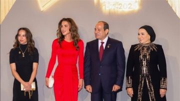 بإطلالة أنيقة وفاخرة.. الملكة رانيا تزين افتتاح المتحف المصري الكبير بإطلالة أنيقة وفاخرة.. الملكة رانيا تزين افتتاح المتحف المصري الكبير