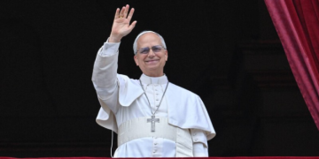 الحبر الاعظم في بيروت والرئيس عون واللبنانية الاولى والرئيسان بري وسلام وعقيلتاهما والبطريرك الراعي في استقباله في المطار و21 طلقة ترحيبا واستقبالات شعبية على امتداد الطريق المؤدي الى قصر بعبدا