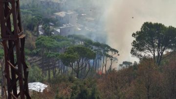 بالصور: حريق كبير يقترب من المنازل