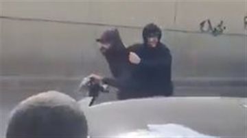 سلب مسلح على طريق المطار والفيديو يشعل مواقع التواصل سلب مسلح على طريق المطار والفيديو يشعل مواقع التواصل