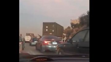 بالفيديو: بسبب آلية لليونيفيل زحمة سير خانقة على أوتوستراد الجية باتجاه بيروت!
