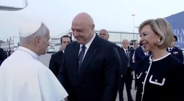 الرئيس عون يستقبل البابا لاوون الرابع عشر ويصافحه لدى وصوله إلى مطار بيروت