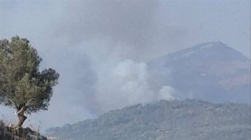 فرق الإطفاء تتحرك لإخماد النيران التي اشتعلت جراء الغارات التي استهدفت الجرمق والريحان