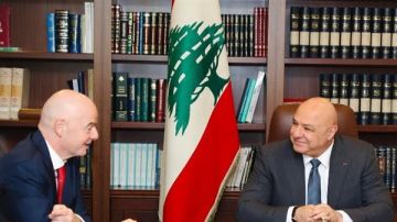 ملعب في لبنان بمواصفات دولية بتمويل من الفيفا... ومنح رئيسها الجنسية اللبنانية!