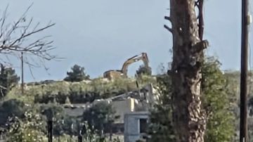 بالفيديو: الجرافة الإسرائيلية شغالة في حولا بالفيديو: الجرافة الإسرائيلية شغالة في حولا