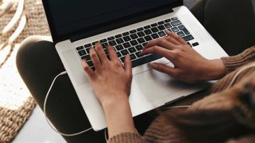 اللابتوب في الحضن... مخاطر خفية تهدد الخصوبة والعمود الفقري والنوم اللابتوب في الحضن... مخاطر خفية تهدد الخصوبة والعمود الفقري والنوم