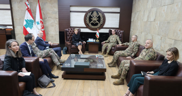 قائد الجيش عرض مع وفد فرنسي العمل على تطبيق اتفاق وقف الأعمال العدائية