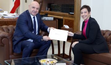 الرئيس عون تلقى دعوة من نظيره القبرصي لحضور حفل افتتاح رئاسة بلاده لمجلس الاتحاد الأوروبي في نيقوسيا الرئيس عون تلقى دعوة من نظيره القبرصي لحضور حفل افتتاح رئاسة بلاده لمجلس الاتحاد الأوروبي في نيقوسيا