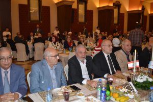 رفلي دياب ممثلا طوني فرنجيه في حفل عشاء تكريمي اقامه طه ناجي لعمر عبد السلام تدمري رفلي دياب ممثلا طوني فرنجيه في حفل عشاء تكريمي اقامه طه ناجي لعمر عبد السلام تدمري