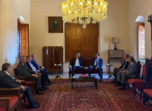 فرنجيه استقبل نقيب المحامين الجديد في طرابلس ضاهر : نؤكد على التعاون ونثمن دور المرده في دعمنا فرنجيه استقبل نقيب المحامين الجديد في طرابلس ضاهر : نؤكد على التعاون ونثمن دور المرده في دعمنا