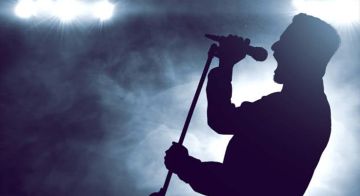 كان يؤدي وصلة غنائية نجم أميركي يتعرض لشق كبير في ركبته على المسرح! (صور) كان يؤدي وصلة غنائية نجم أميركي يتعرض لشق كبير في ركبته على المسرح! (صور)