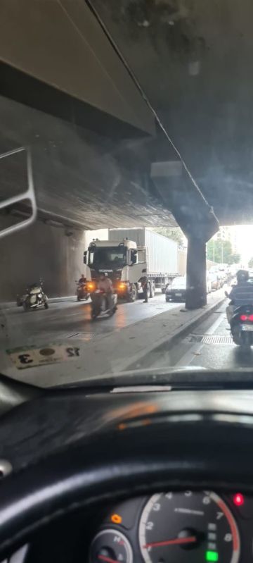 كميون يعلق داخل نفق قصقص والشرطة تتدخل لإزالته