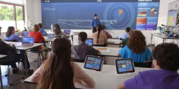 إدارة المدارس الذكية: دور الرقمنة في تحسين الأداء التعليمي