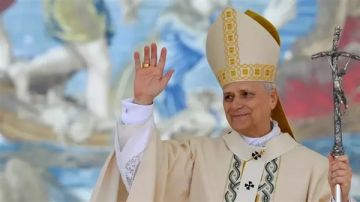 قبيل انطلاقها إلى لبنان.. خلل يصيب الطائرة البابوية