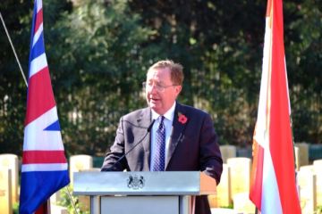 السفير البريطاني يحيي يوم تذكار الموتى إحياء لذكرى القوات المسلحة
