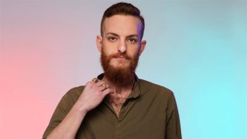 بالفيديو: الممثل السوري أويس مخللاتي يعتنق الديانة المسيحية بالفيديو: الممثل السوري أويس مخللاتي يعتنق الديانة المسيحية