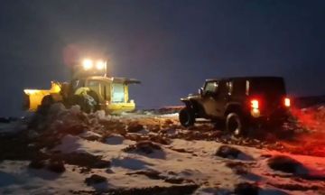 إنقاذ مواطن علق في الثلوج مع أول منخفض ثلجي هذا العام إنقاذ مواطن علق في الثلوج مع أول منخفض ثلجي هذا العام