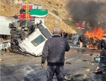 سقوط عدد من الاصابات جراء إنقلاب شاحنة واصطدامها بسيارة في على طريق ضهر البيدر مكسة سقوط عدد من الاصابات جراء إنقلاب شاحنة واصطدامها بسيارة في على طريق ضهر البيدر مكسة