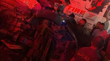 بالصور: اصطدام مروع ليلا يخلف عددا من الجرحى.. وفرق الإنقاذ تضطر لقص السيارات!