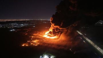 بالفيديو: انفجار في مصنع... كارثة وحريق هائل بالفيديو: انفجار في مصنع... كارثة وحريق هائل