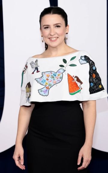 بفستان فريد، اليوتيوبر رايتشل تخطف الأضواء برسالة ذكية من أطفال فلسطين