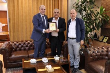 درع تقديري لمحمد كركي وخطوات جديدة لتعزيز خدمات الضمان الاجتماعي درع تقديري لمحمد كركي وخطوات جديدة لتعزيز خدمات الضمان الاجتماعي